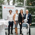 Er sorgte für Aufmerksamkeit: Roboter „Pepper“ von Joanneum Research. v.l.n.r. Gerald Lodron (Joanneum Reserach), Katharina Ladewig (Geschäftsführerin von EIT-Health des European Institute of Innovation and Technology), Landesrätin Barbara Eibinger-Miedl, Heinz Mayer (Direktor von Joanneum Research – DIGITAL).