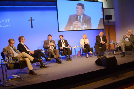 (v.l.n.r.:)
Edward Rhodes, Christopher Drexler, Marc R. Pacheco, Rainer Nowak, Hannelore Veit, Alfred Gusenbauer, Erhard Busek