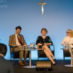 Forum „Artificial Intelligence – Grenzen und Grenzüberschreitungen“ - v. l.n.r. Stefan Winkler (AI Singapore), Charlotte Stix (Cambridge University), Moderatorin Elisabeth J. Nöstlinger-Jochum (ORF)