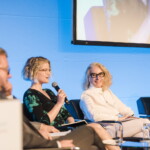 Forum „Artificial Intelligence – Grenzen und Grenzüberschreitungen“ - v. l.n.r. Landesrat Christopher Drexler, Stefan Winkler (AI Singapore), Charlotte Stix (Cambridge University), Moderatorin Elisabeth J. Nöstlinger-Jochum (ORF), Christiane Wendehorst (Co-Vorsitzende der dt. Datenethikkommission)