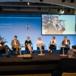 Forum „Artificial Intelligence – Grenzen und Grenzüberschreitungen“ - v. l.n.r. Landesrat Christopher Drexler, Stefan Winkler (AI Singapore), Charlotte Stix (Cambridge University), Moderatorin Elisabeth J. Nöstlinger-Jochum (ORF), Christiane Wendehorst (Co-Vorsitzende der dt. Datenethikkommission), Moraltheologe Eberhard Schockenhoff, AI-Topjurist Daniel Schönberger (Google).