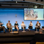 Forum „Artificial Intelligence – Grenzen und Grenzüberschreitungen“ - v. l.n.r. Landesrat Christopher Drexler, Stefan Winkler (AI Singapore), Charlotte Stix (Cambridge University), Moderatorin Elisabeth J. Nöstlinger-Jochum (ORF), Christiane Wendehorst (Co-Vorsitzende der dt. Datenethikkommission), Moraltheologe Eberhard Schockenhoff, AI-Topjurist Daniel Schönberger (Google).