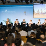 Forum „Artificial Intelligence – Grenzen und Grenzüberschreitungen“ - v. l.n.r. Landesrat Christopher Drexler, Stefan Winkler (AI Singapore), Charlotte Stix (Cambridge University), Moderatorin Elisabeth J. Nöstlinger-Jochum (ORF), Christiane Wendehorst (Co-Vorsitzende der dt. Datenethikkommission), Moraltheologe Eberhard Schockenhoff, AI-Topjurist Daniel Schönberger (Google).