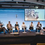 Forum „Artificial Intelligence – Grenzen und Grenzüberschreitungen“ - v. l.n.r. Landesrat Christopher Drexler, Stefan Winkler (AI Singapore), Charlotte Stix (Cambridge University), Moderatorin Elisabeth J. Nöstlinger-Jochum (ORF), Christiane Wendehorst (Co-Vorsitzende der dt. Datenethikkommission), Moraltheologe Eberhard Schockenhoff, AI-Topjurist Daniel Schönberger (Google).
