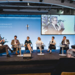 Forum „Artificial Intelligence – Grenzen und Grenzüberschreitungen“ - v. l.n.r. Landesrat Christopher Drexler, Stefan Winkler (AI Singapore), Charlotte Stix (Cambridge University), Moderatorin Elisabeth J. Nöstlinger-Jochum (ORF), Christiane Wendehorst (Co-Vorsitzende der dt. Datenethikkommission), Moraltheologe Eberhard Schockenhoff, AI-Topjurist Daniel Schönberger (Google).